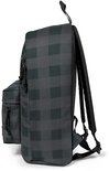 Zijaanzicht van de Eastpak rugzak met een grijs ruitpatroon, een voorvak met rits en een extra zijvak.