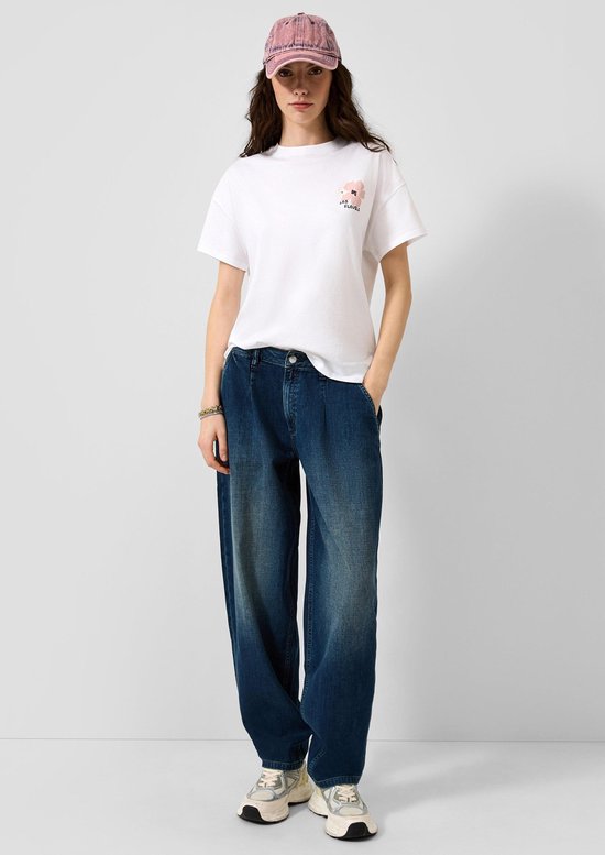 Wit T-shirt met kleine bloem en tekst 'LES FLEURS' op de borst.