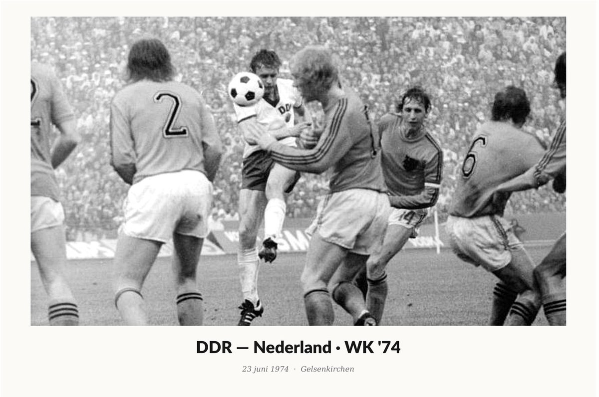 WK 1974 DDR Nederland Voetbal - 45x30 cm - Canvas op Frame Schilderij - Vintage Sportfotografie Wanddecoratie
