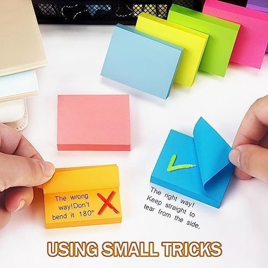 Handen gebruiken memoblaadjes. Gele met "X" en blauwe met "✓". Tekst: "USING SMALL TRICKS".