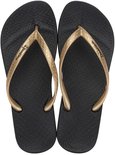 Zwarte Ipanema slippers met gouden bandjes en een subtiel patroon op de zool.