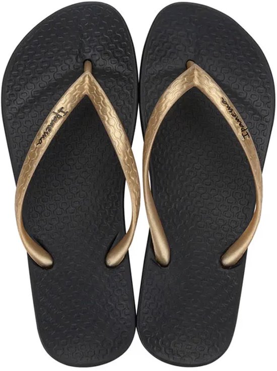 Zwarte Ipanema slippers met gouden bandjes en een subtiel patroon op de zool.