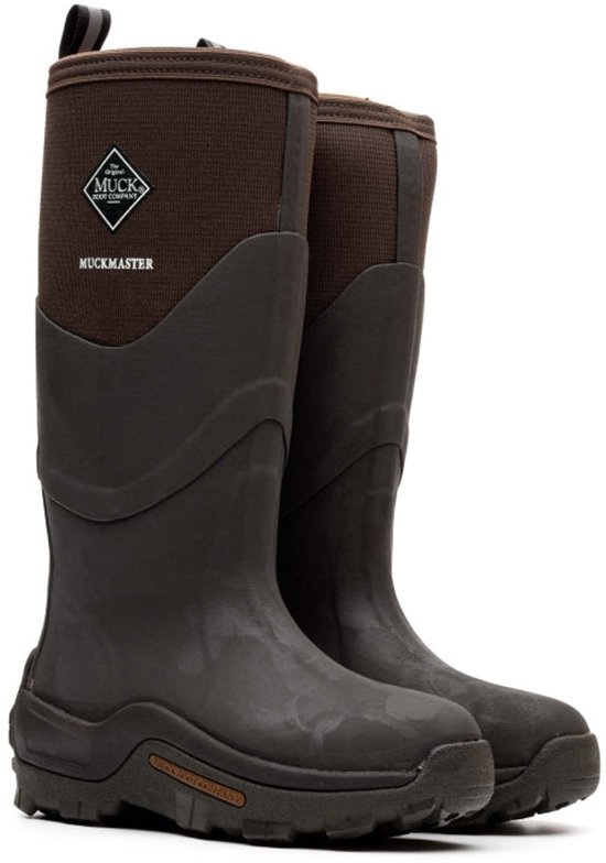 Paar bruine Muck Boot Muckmaster laarzen, vooraanzicht met logo.