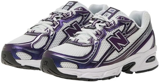 Witte New Balance sneakers met paarse en zilveren accenten, mesh bovenwerk en witte veters.
