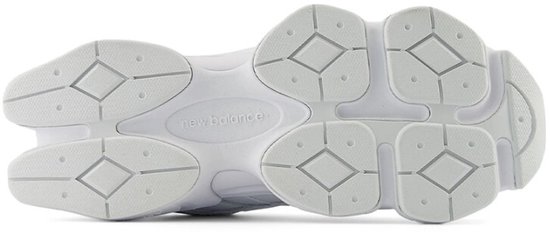 Onderkant van een witte New Balance 9060 sneaker met New Balance logo.