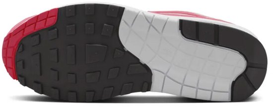 Onderkant van witte Nike sneaker met roze zool, zwarte en witte loopzool en een roze hak.