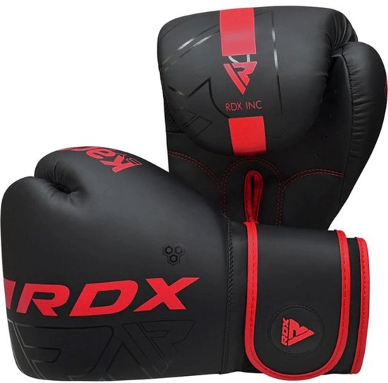 Zwarte bokshandschoenen met rode RDX-opdruk en rode details.