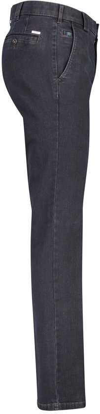 Zijaanzicht van een donkerblauwe jeans met rechte pijpen en bruine stiksels.
