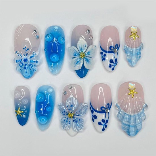 Set van 10 nepnagels met blauwe, witte bloemen, schelpen en sterren op nude basis.