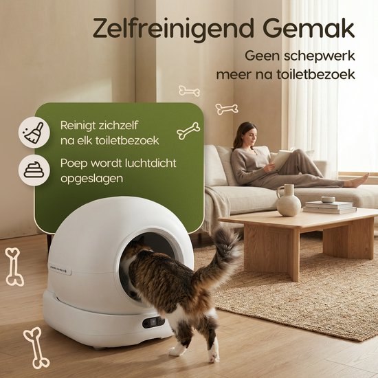 Een vrouw leest op de bank, kattenbak met een kat die eruit komt op de achtergrond.