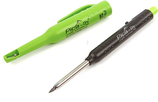 Groene Pica-Dry markeerpen met aan de zijkant een puntenslijper en een zwarte pen met dop.