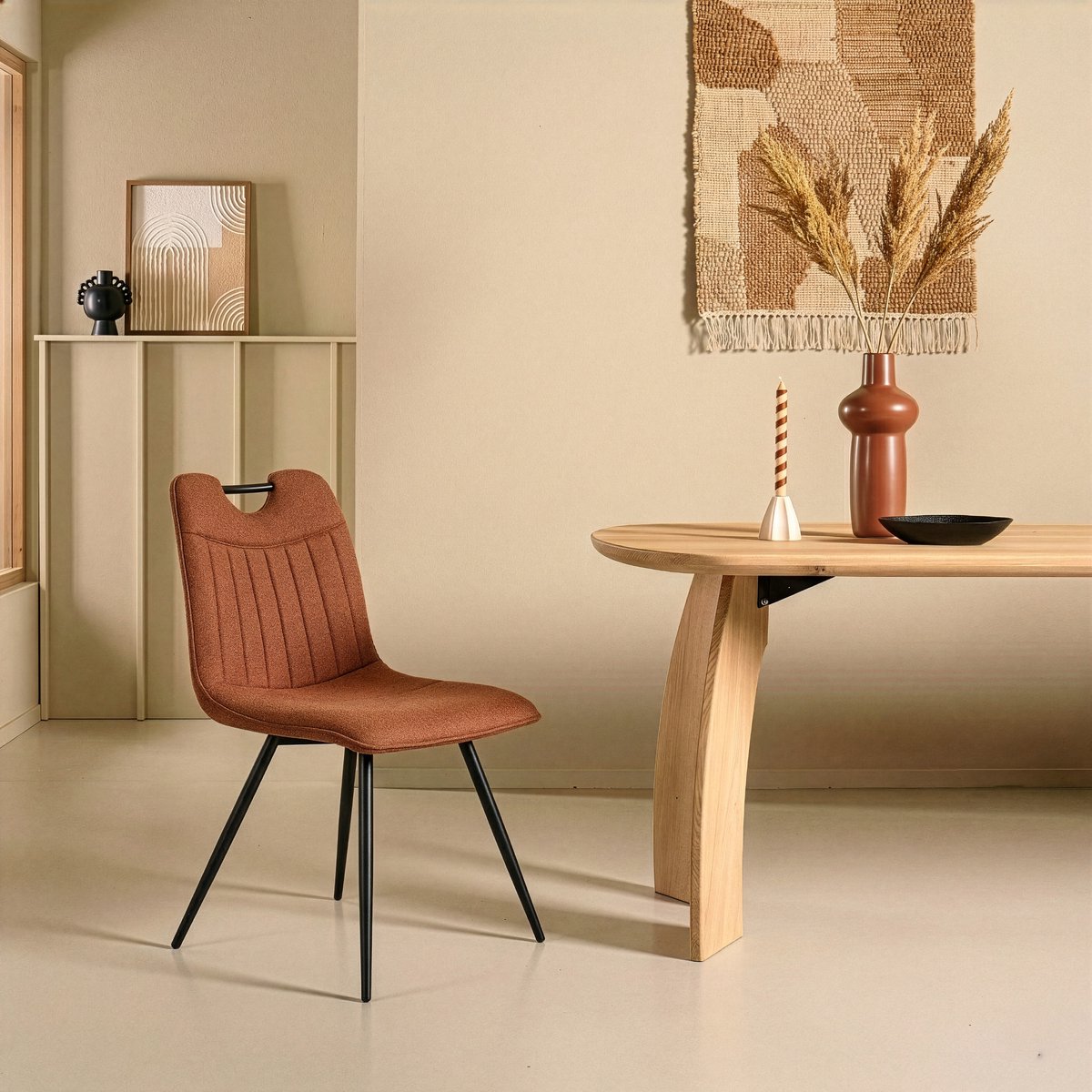 Eetkamerstoel Bree – Bruin Stof – Modern Design met Handvat & Koudschuim