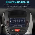 Car multimedia systeem in een auto-dashboard, met stuurwielbediening.