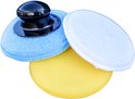Drie Protecton polijstpads op elkaar: een blauwe microvezel pad, een witte pad en een gele spons.