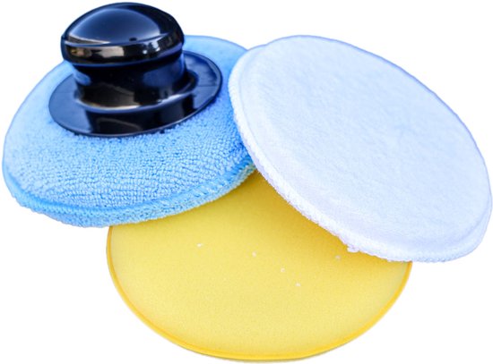 Drie Protecton polijstpads op elkaar: een blauwe microvezel pad, een witte pad en een gele spons.