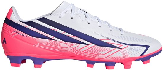Soulier de football blanc avec semelle rose et violette, rayures bleu marine. Texte 'HYPERFAST' et 'F50'.