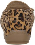 Achterkant van een suède loafer met luipaardprint, met een bruine zool en gestikte details.
