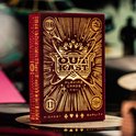 Rood fluwelen speelkaarten doosje met gouden stralenkrans en kroon. 'OUTKAST PLAYING CARDS' in reliëf.