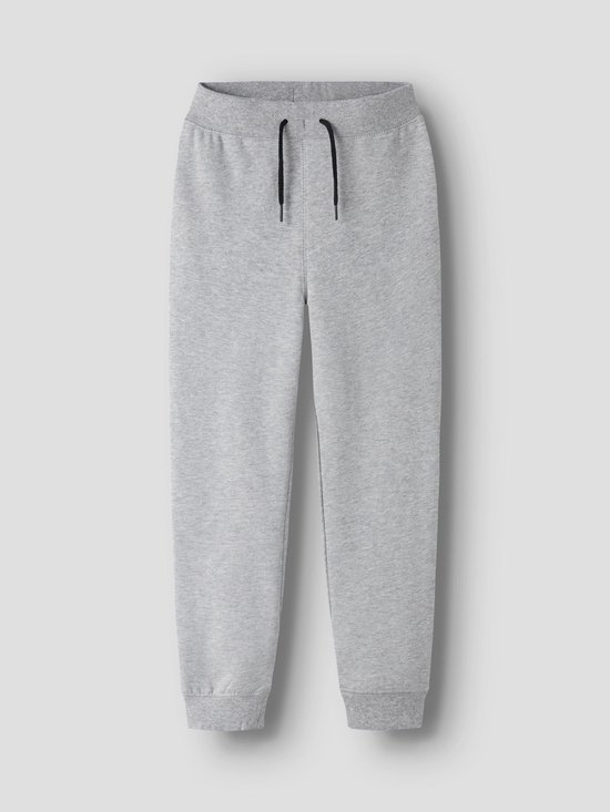 Grijze joggingbroek met grijze tailleband en zwarte veter.