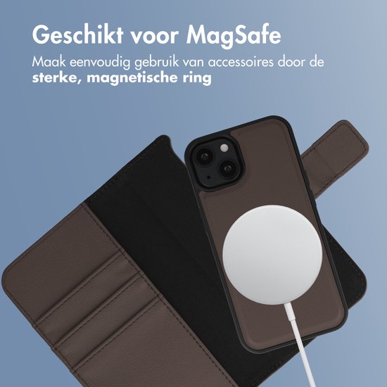 Bruine book case met een telefoon, magnetisch opgeladen.