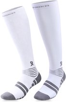 Paar witte compressiekousen met grijze accenten op de hiel en de tenen.