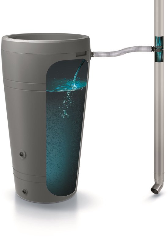 Cuve de récupération d'eau de pluie grise avec une découpe montrant le flux d'eau. L'eau coule d'une gouttière via un tuyau flexible gris dans la cuve.
