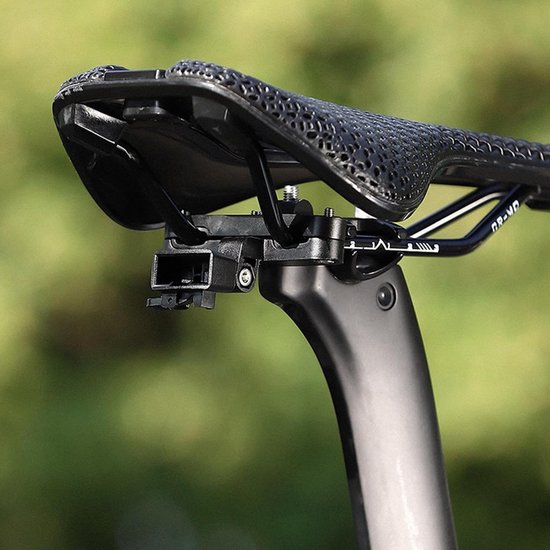 Fiets achterlicht houder - Zadelbevestiging - Verbeterde Zichtbaarheid - Inclusief montagesleutel - 8.4 x 3.1 cm - Zwart — afbeelding 2