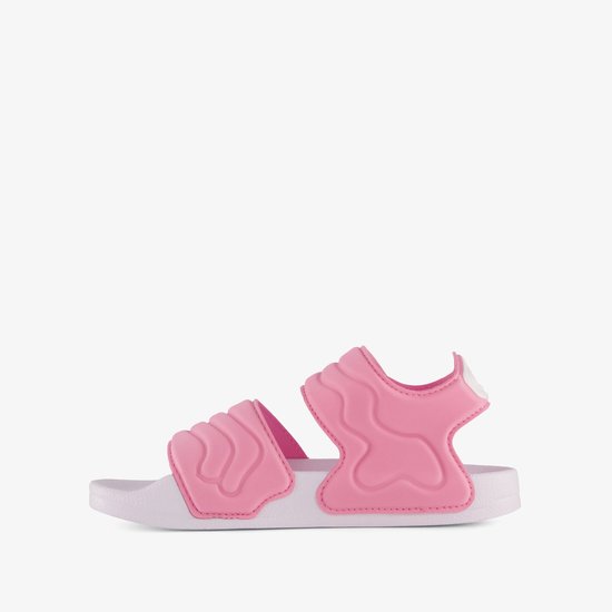 Roze Adidas kindersandalen met banden en golvend patroon op de zool.