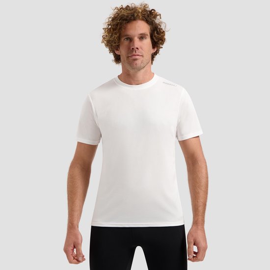 Man met krullend haar draagt een wit t-shirt met Rogelli logo op de schouder.