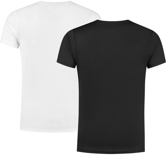 Achterkant van een wit en een zwart t-shirt naast elkaar.