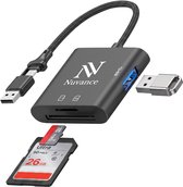 Zwarte Nuvance SD-kaartlezer met een USB-A-stekker, twee kaartslots, een USB-A-poort en een vergulde USB-A-stekker.