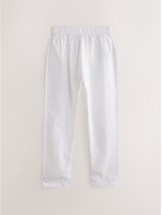 Witte broek met elastische tailleband op een witte achtergrond.