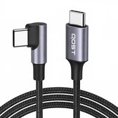 Zwarte gevlochten USB-C kabel met een rechte en een 90-graden connector, beide met QOST logo.