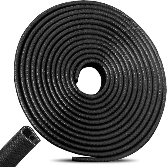 Zwarte, flexibele beschermstrip voor autodeurranden opgerold in een cirkel met een detail van de U-vorm.