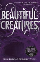 Boekomslag "Beautiful Creatures" met paarse en zilveren belettering. Tekst: "Is falling in love the beginning ... OR THE END?" en "BEAUTIFUL CREATURES NOW A MAJOR FILM". Auteurs: KAMI GARCIA & MARGARET STOHL.