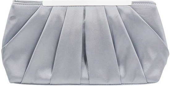 Zilverkleurige satijnen clutch met plooien en zilveren sluiting.