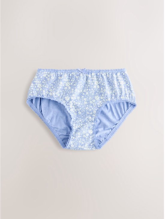 Lichtblauwe onderbroek met witte en lichtgroene bloemenprint en kanten rand.