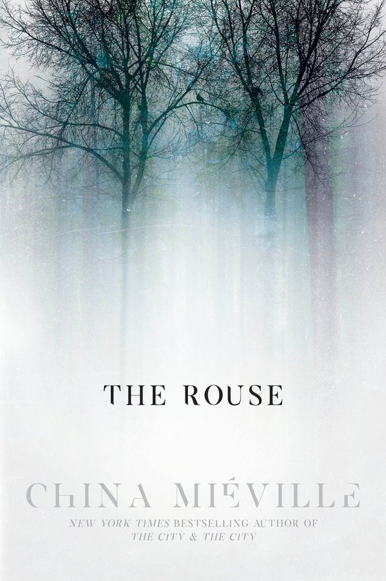 Livre 'The Rouse' de China Miéville, avec un arrière-plan brumeux et forestier et des silhouettes d'arbres.