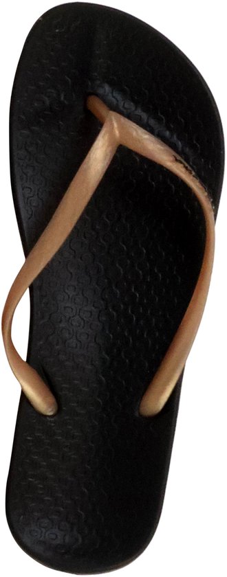 Zwarte Ipanema teenslippers met goudkleurige bandjes en een reliëfpatroon op de zool.