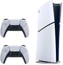 PlayStation 5 Digital Edition console in staande stand, met twee witte DualSense-controllers ervoor.