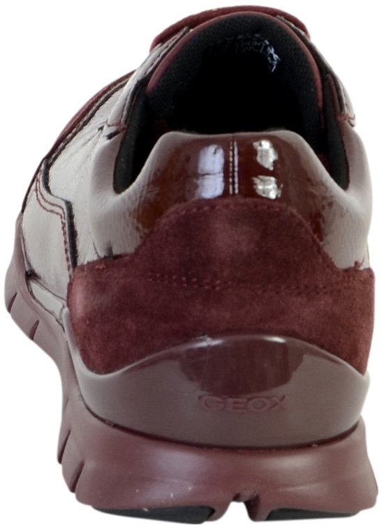 Arrière d'une sneaker bordeaux avec détails en daim et logo GEOX sur le talon.