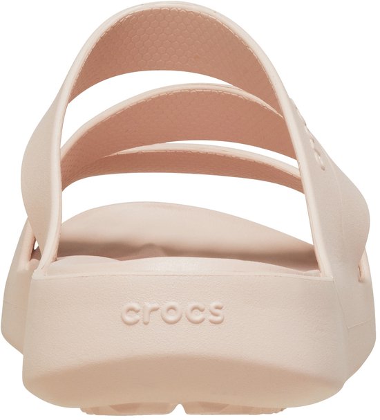 Vooraanzicht van een lichtroze Crocs sandaal met drie bandjes.