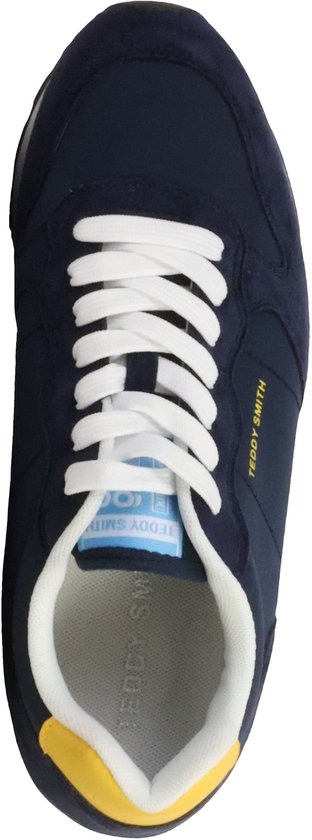 Bovenaanzicht van de blauwe Teddy Smith sneaker met merklabel op de tong.