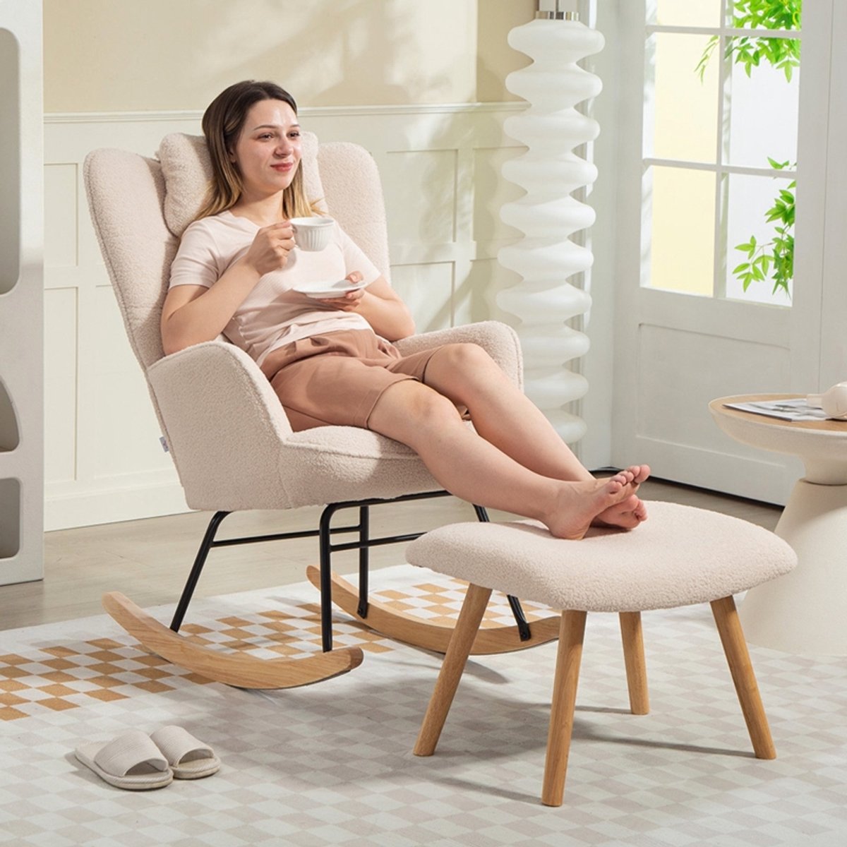 Wishdor - Schommelstoel Met Voetenbank - Hoge Rugleuning En Lendenkussen - Klassieke Oorfauteuil - Voor Woonkamer - Polyester Bekleding En Beukenhouten Poten - Beige - 70,5 X 101,5 X 99,5 Cm Formaat