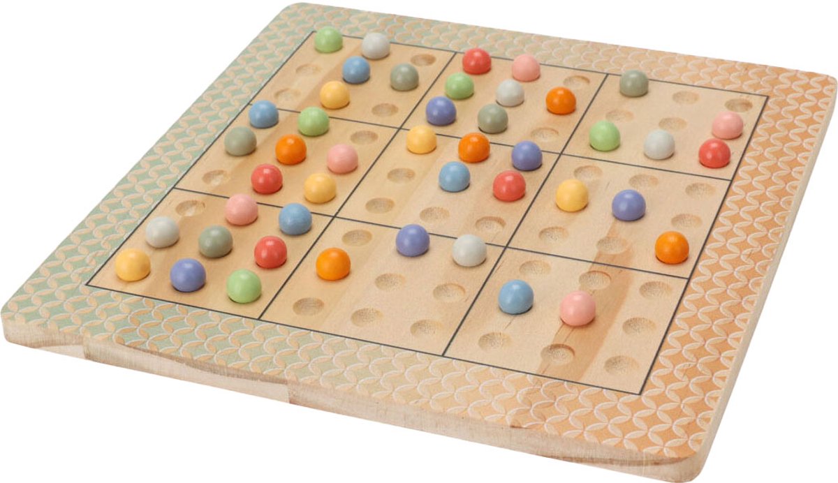 Houten bordspel sudoku denkspel met gekleurde balletjes puzzel.