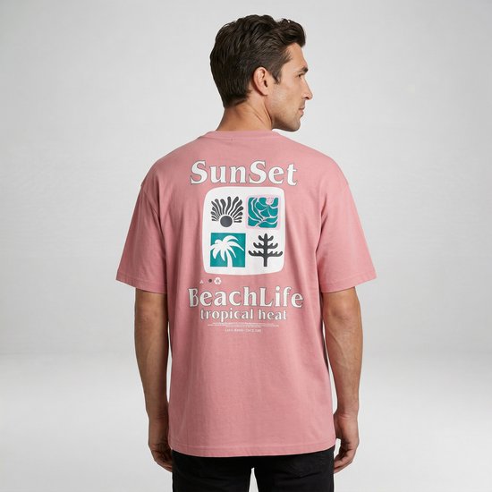 Man van achteren in een zalmkleurige t-shirt met prints van zon, planten en palmbomen, en 'Sunset beachLife tropical heat' tekst.