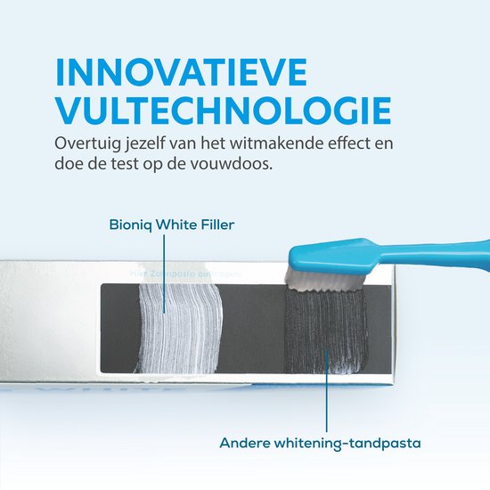 Test van "Bioniq White Filler" en "Andere whitening-tandpasta" op een donkere ondergrond, met een blauw tandenborstel die de Bioniq tandpasta aanbrengt. "Innovatieve vultechnologie".