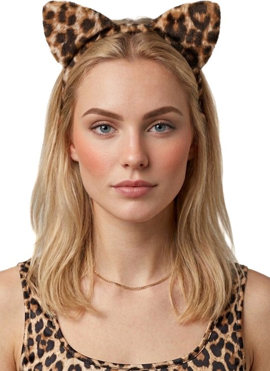Blondine met luipaardprint haarband met kattenoren.