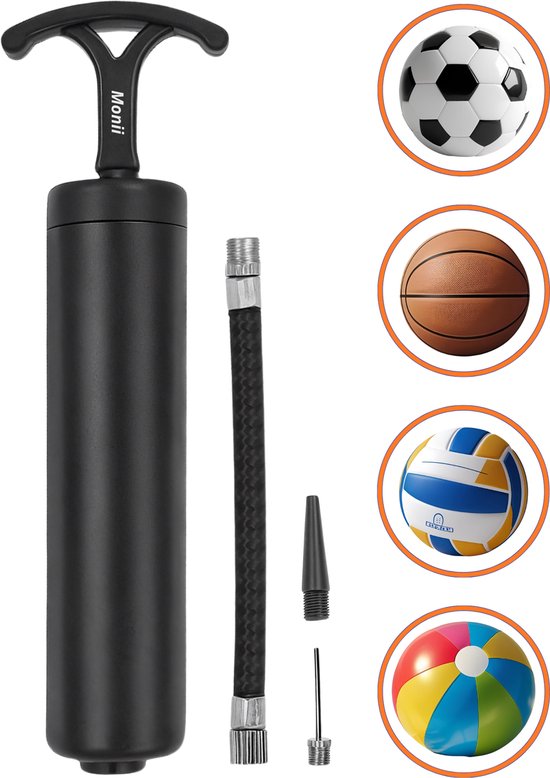 Zwarte Monii handpomp met slang en naald, naast een voetbal, basketbal, volleybal en strandbal.