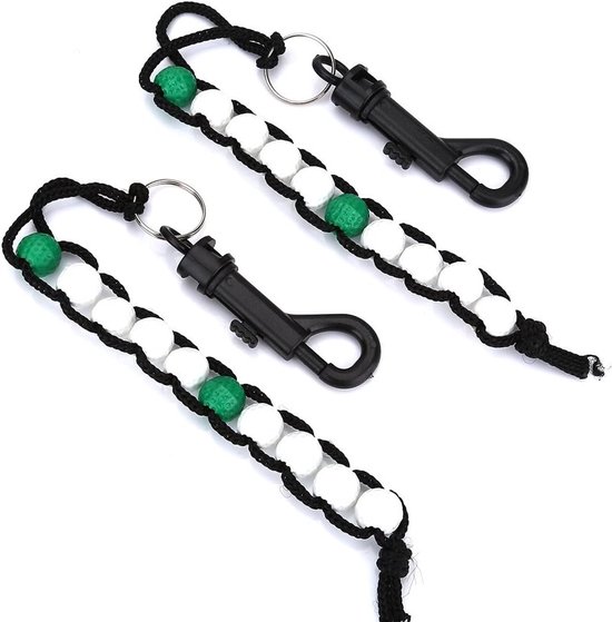 Twee golfbal tellers met zwarte koord, witte en groene kralen, en zwarte clips.